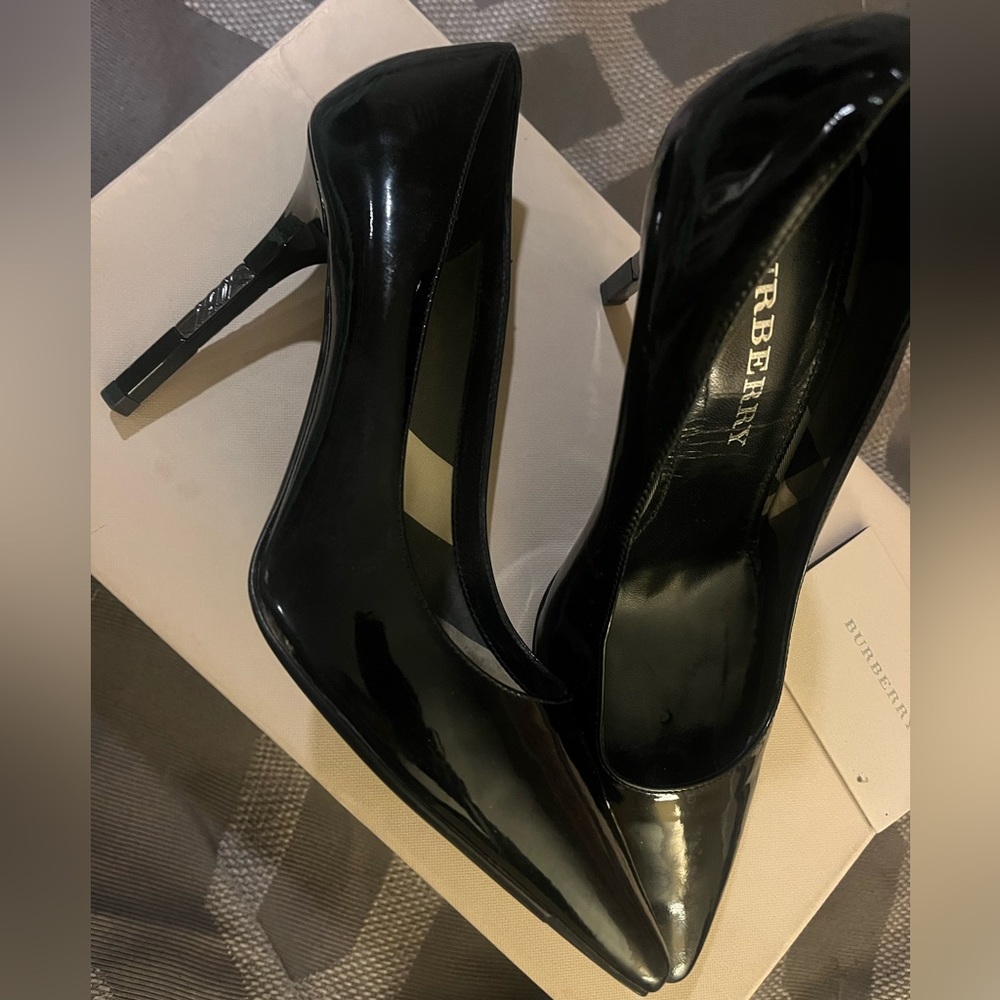 Burberry black patent leather pumps